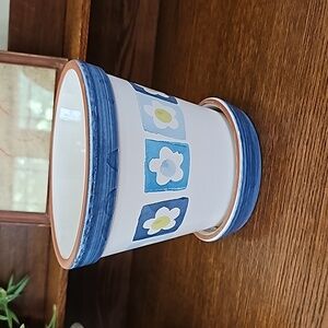 Terracotta painted flower 🌼 planter / pot with built-in tray made in Portugal